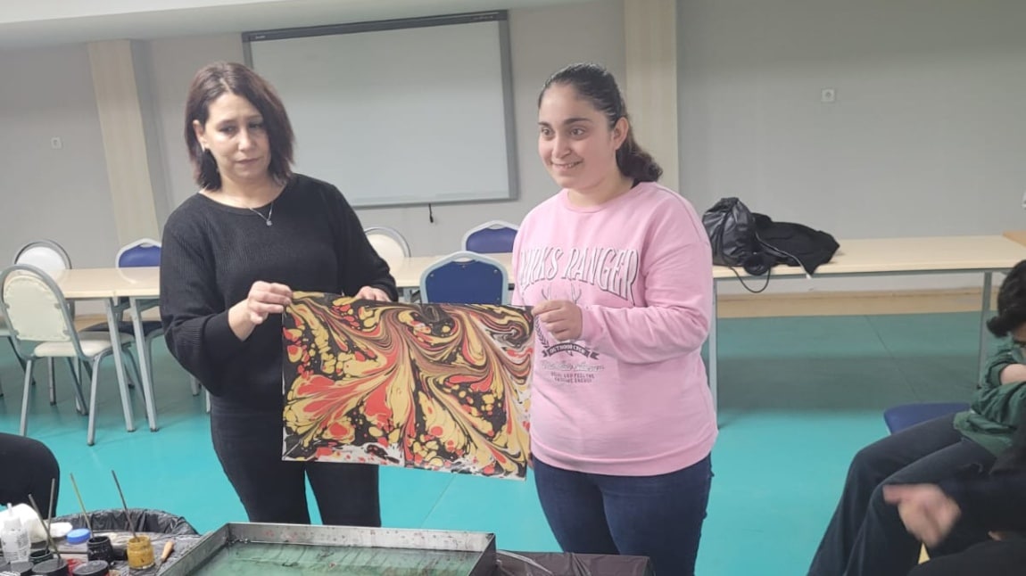 ÖĞRENCİLERİMİZE EBRU SANATI UYGULAMASI YAPTIRILDI